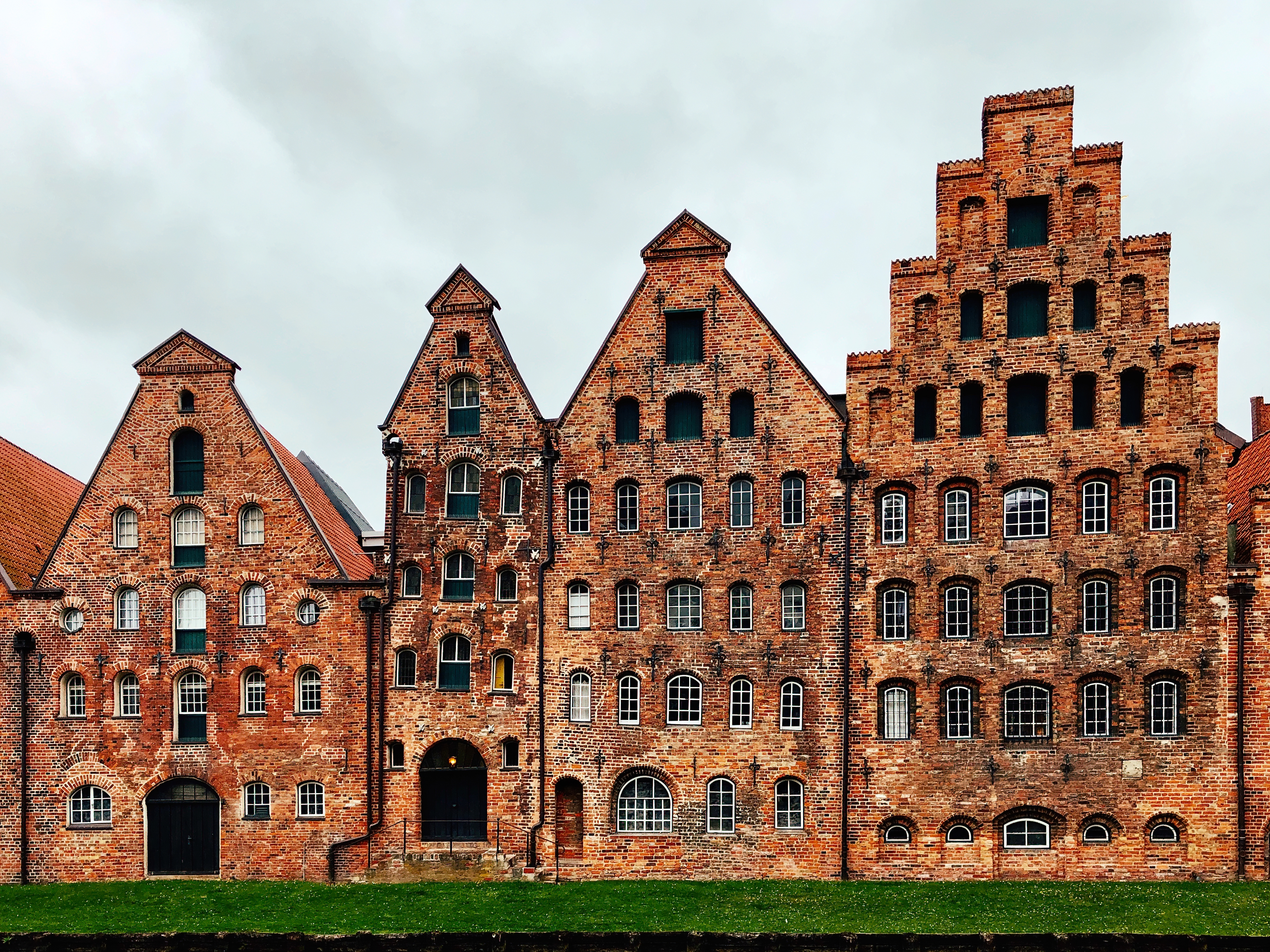 Am Flussufer in Lübeck