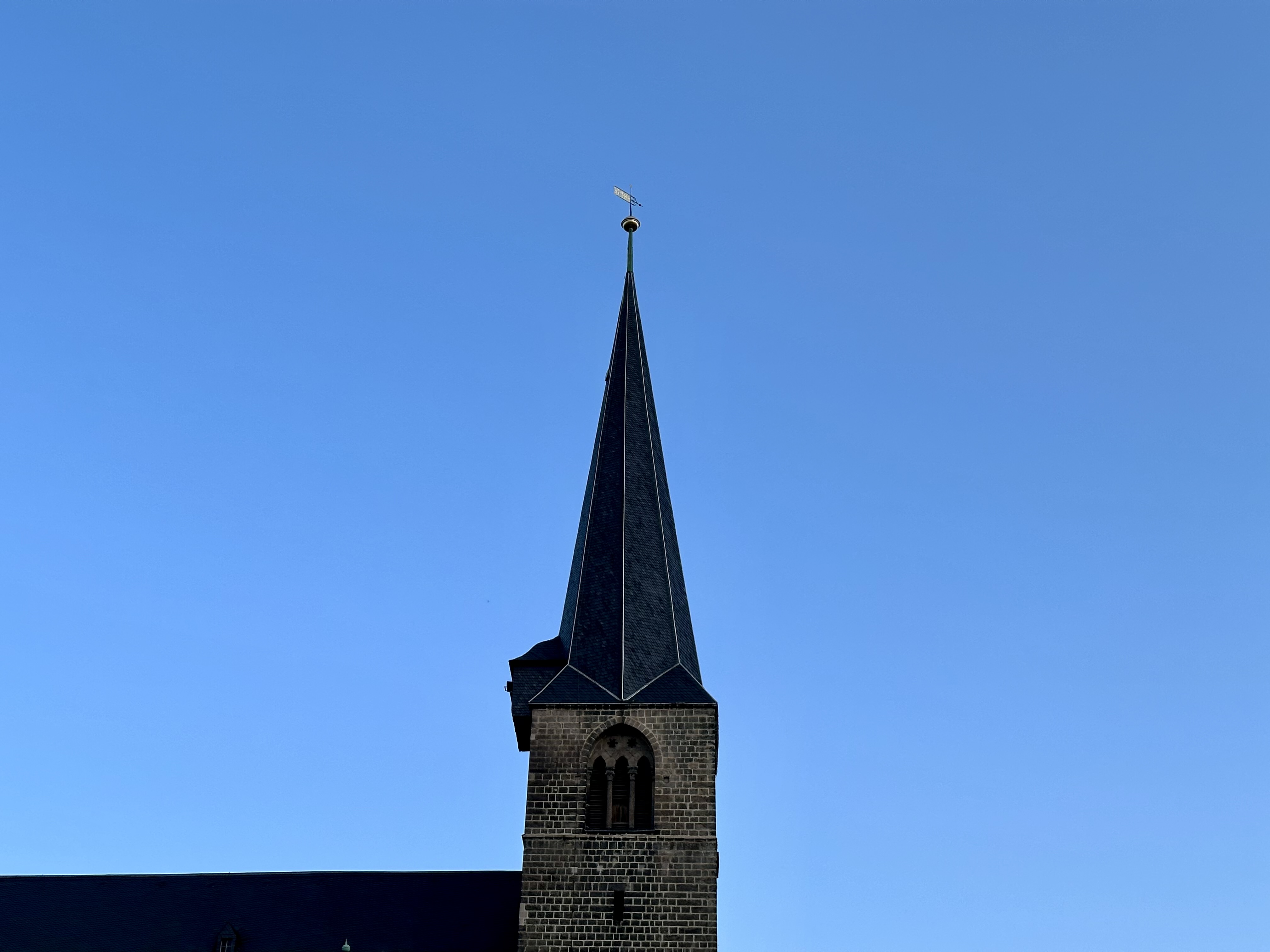 Ein Kirchturm in Quedlinburg